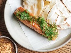 烟熏三文鱼配烤饺子皮和芥末籽酱-BOR Eatery(安福路店)