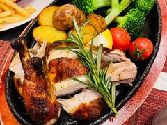 秘制烤春鸡配西兰花和迷迭香-WOLFGANG PUCK KITCHEN & BAR(迪士尼小镇店)