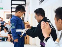 -菠萝格斗巴西柔术训练馆