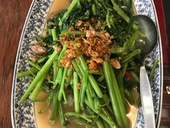 炒空心菜-卷心菜和避孕套餐厅(Pattaya)