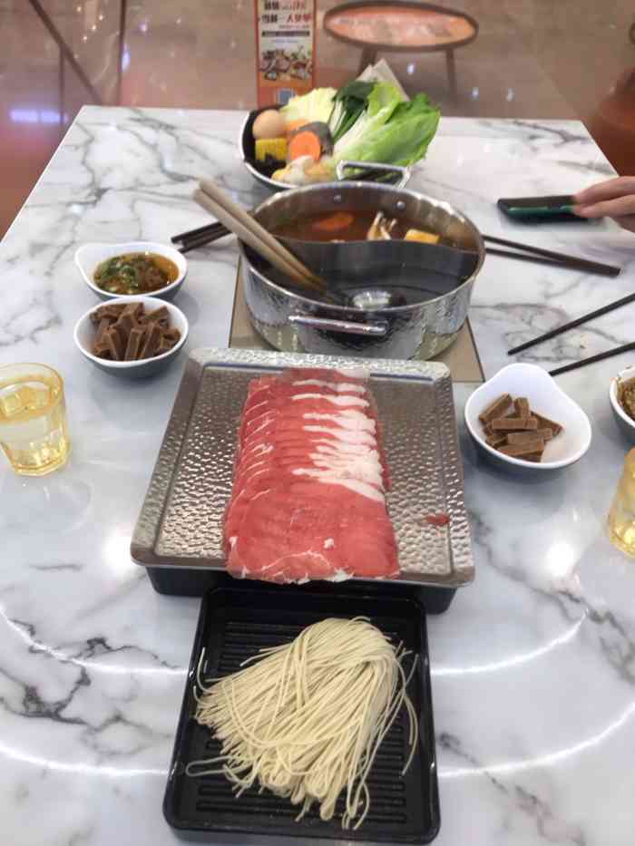 呷哺呷哺(武汉恒隆广场店)-"很多年前在世贸吃过一次,感觉还可以的五.