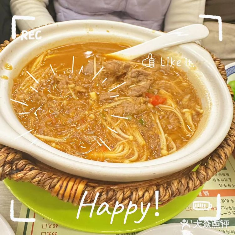 它家招牌菜是叉烧。采用肥瘦相间的猪肉