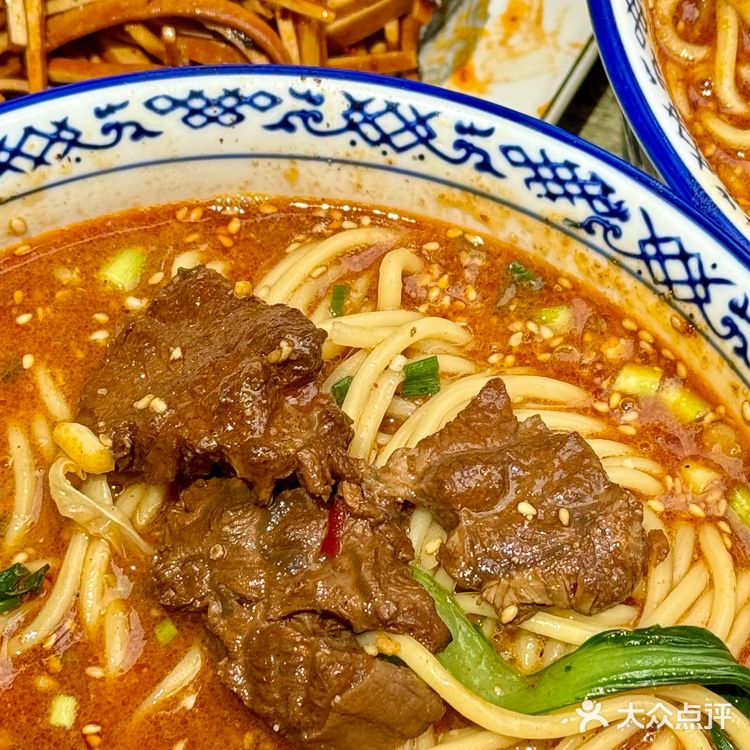 安东街新面馆！这牛肉块够大！！