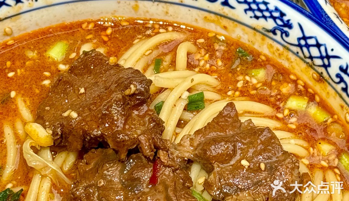 安东街新面馆！这牛肉块够大！！