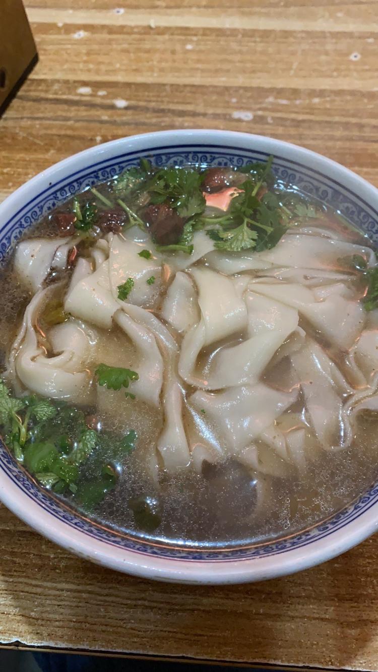 河南烩面-"面分量足,价格也很实惠,大碗真的是超级大.
