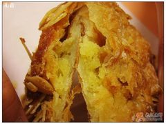 杏仁羊角掰开-西点坊(浦东香格里拉店)