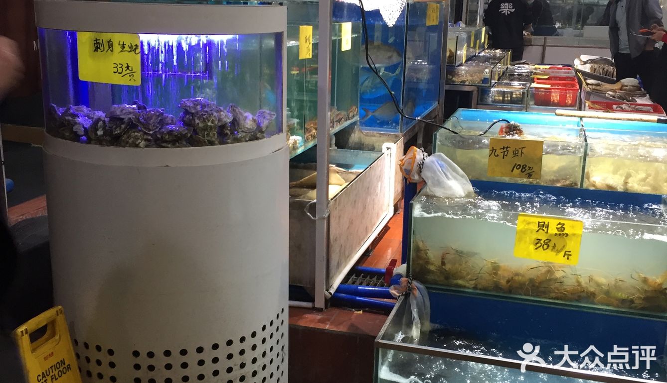 直接导航过来才可以，楼下有️，早点来很多车位
