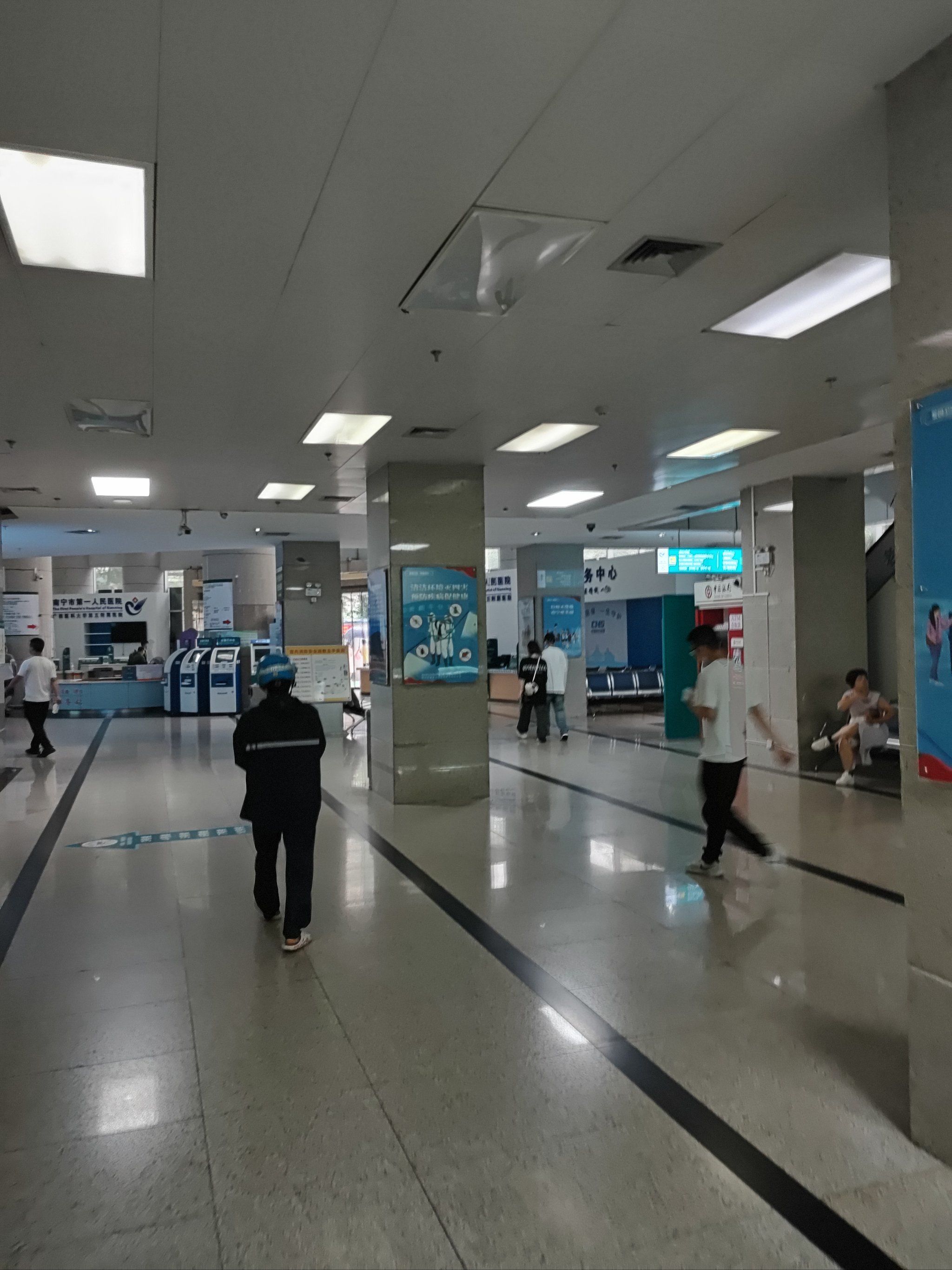 医院走廊的宽敞感