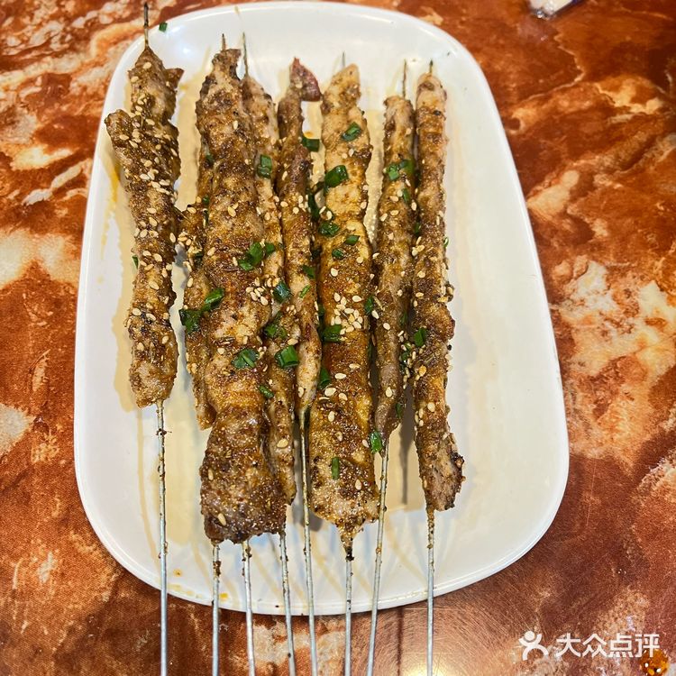 烤串也比所有的烧烤店串得长，国民良心老店