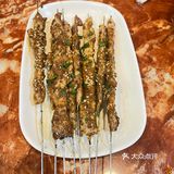 烤串也比所有的烧烤店串得长，国民良心老店