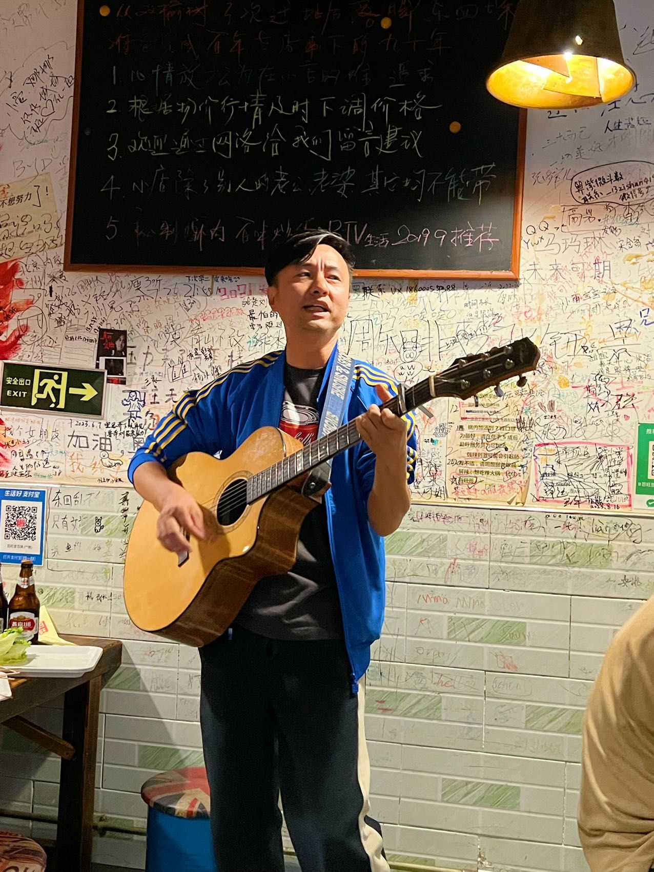 弹起吉他唱起歌,这样的串串最烟火