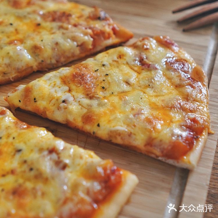 意式番茄酱： 番茄划十字开水里煮一下去皮，切碎备用