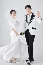 -现代经典婚纱摄影