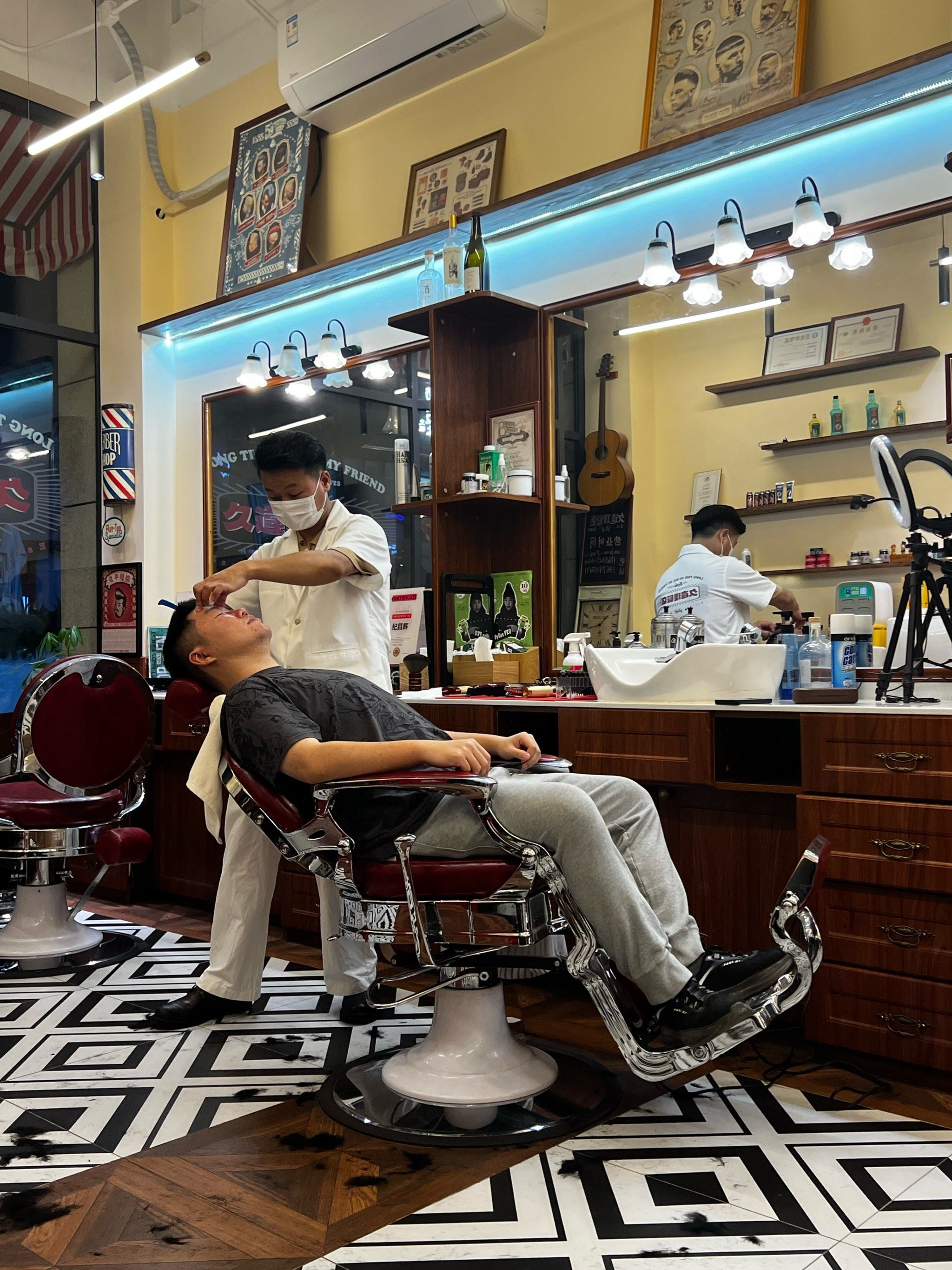 n还给修眉,修鬓角!

他们家洗头