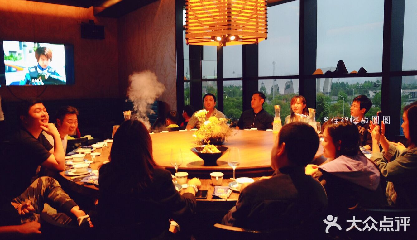 有奥特曼的电视机特别有吸引力，小朋友们各个都很愉快
