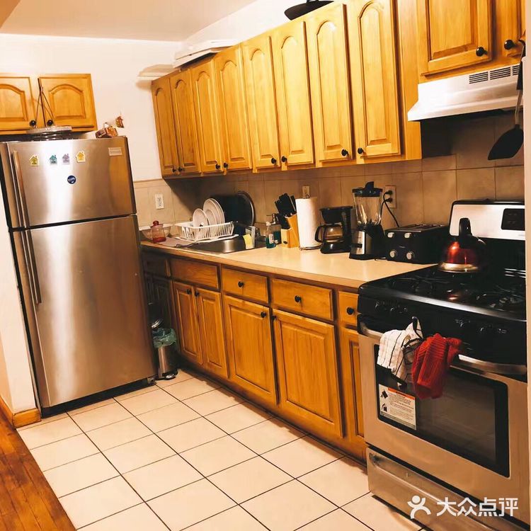 里面还有套房，套房里有三个房间，一个大厅一个厨房