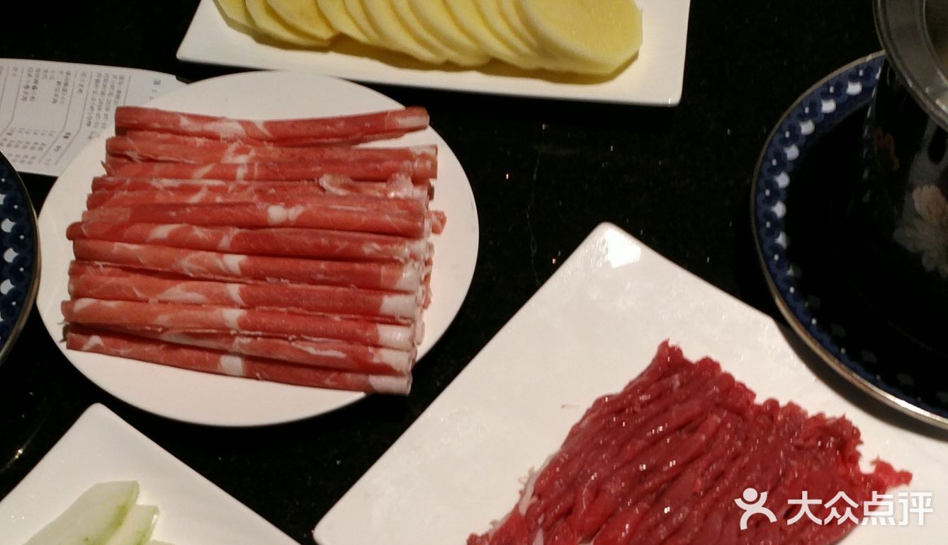 服务态度不算好，因为有一盘羊肉颜色发黑