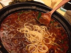 焖肉米线-山珍王国·云南野生菌石锅鱼