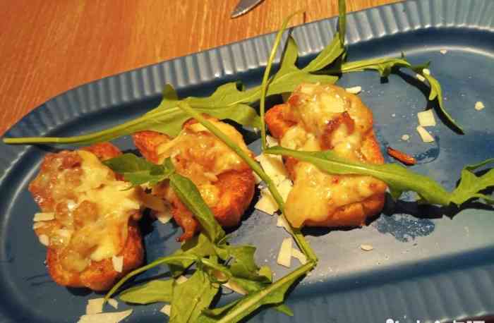 必胜客(日月光店)-"对折41买的厚享鳗鱼pizza可能期待过.