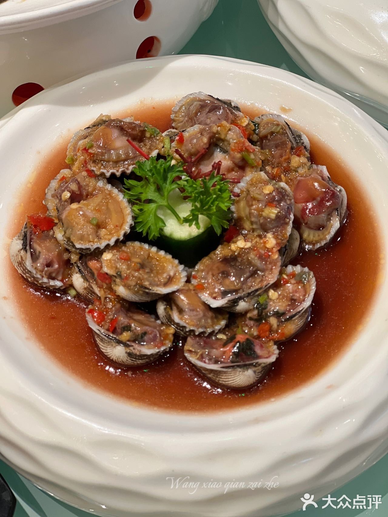 大肠中间夹着大葱蘸上特制酱料一口大满足呀