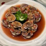 大肠中间夹着大葱蘸上特制酱料一口大满足呀