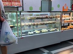 面包甜点陈列柜-白玉兰食品(中山公园龙之梦店)