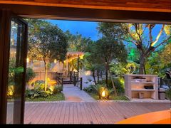 -茅草房·河畔园林火锅