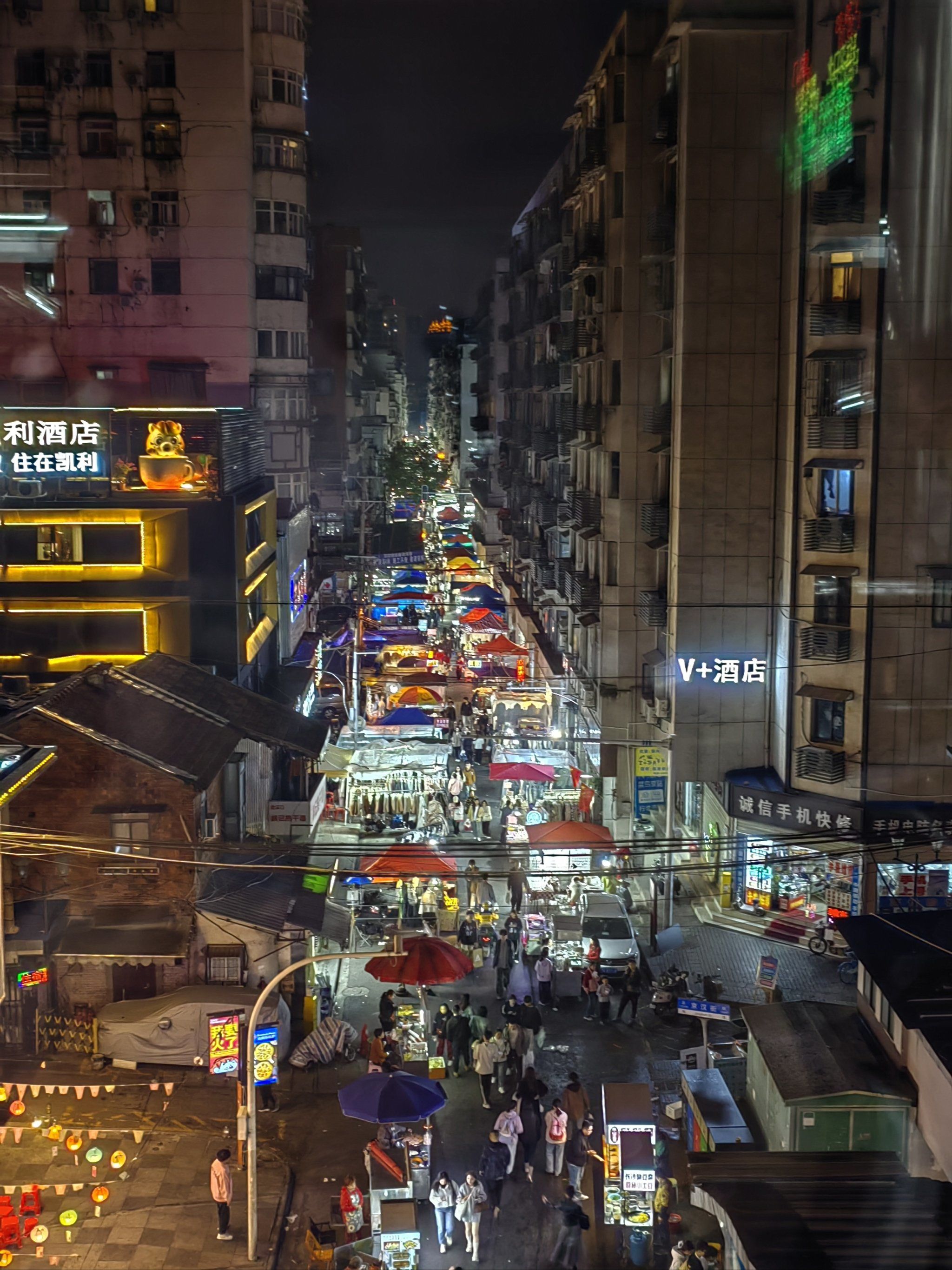 夜晚的繁华街头