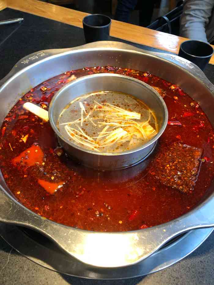 巴鼎红老火锅-"抽到他家霸王餐过来的,地方很方便.在杨家.