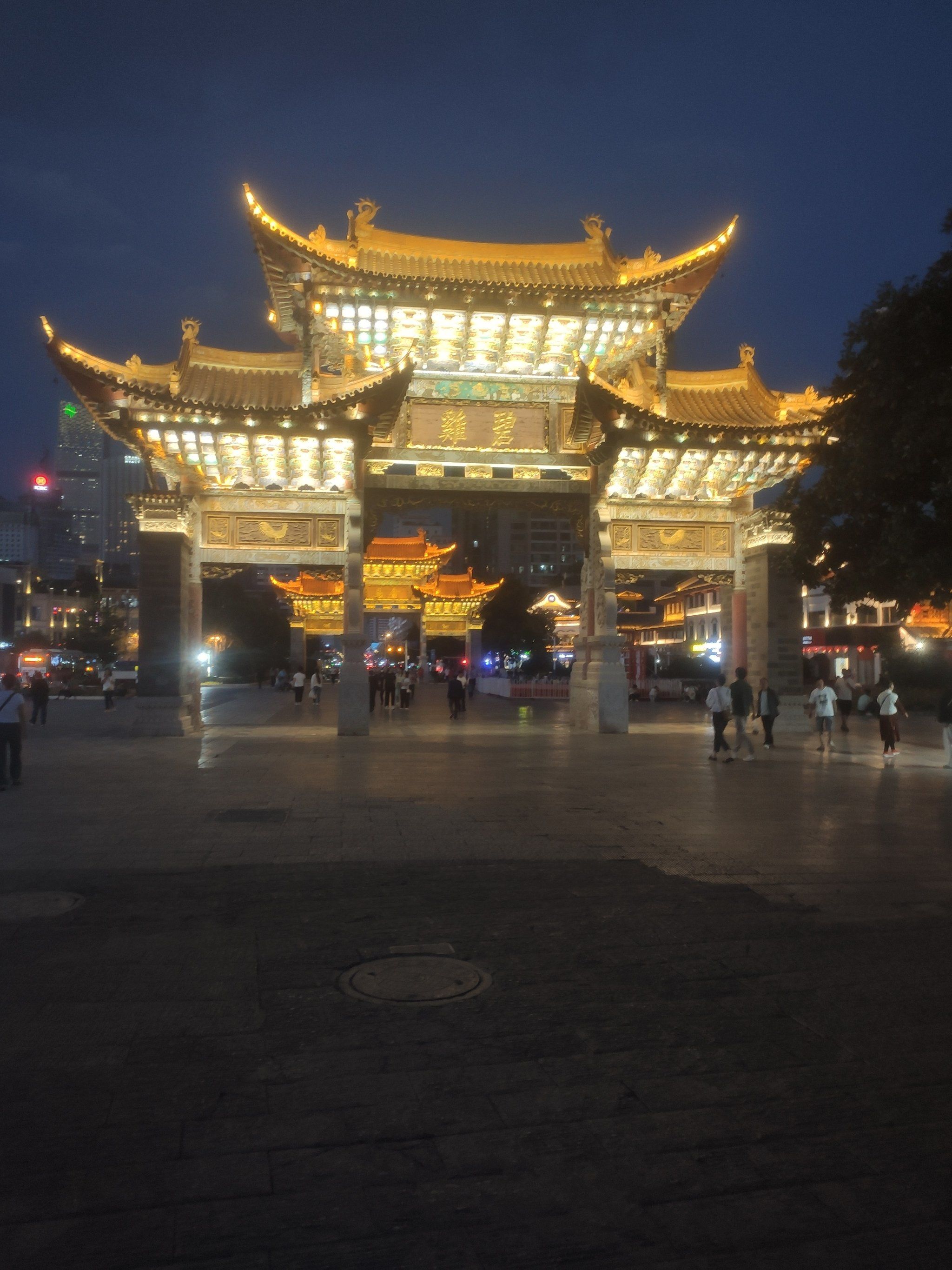 昆明的夜景很漂亮,金马碧鸡坊必须到此一游