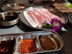 -围炉肉舍•炭烤活鳗•丹东海鲜烤肉(步行街店)