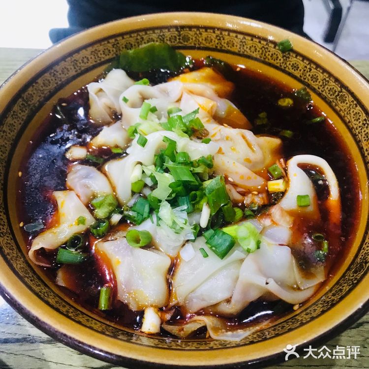 孟兄点了一个红油抄手，我点的是他们店的招牌