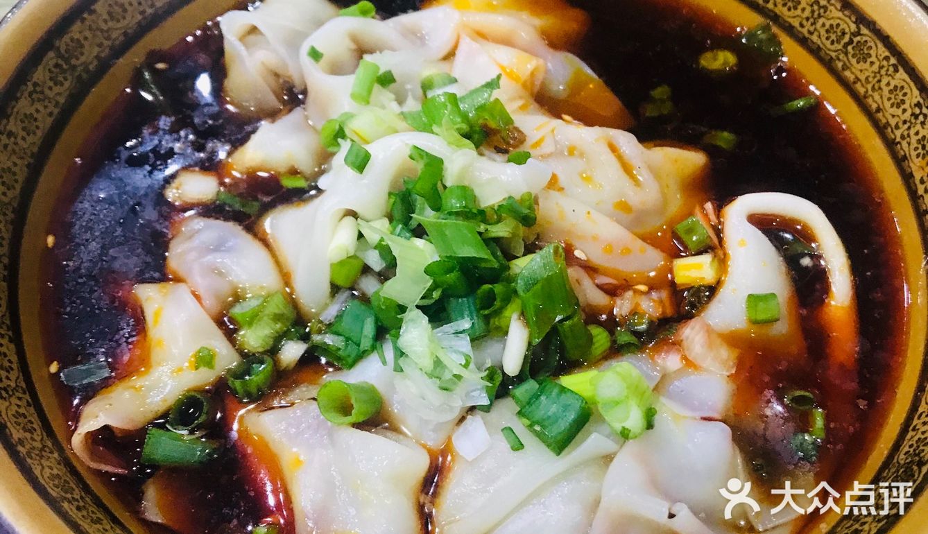 孟兄点了一个红油抄手，我点的是他们店的招牌
