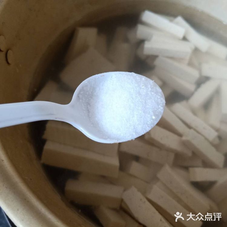做人就要像小葱拌豆腐一样，一清二白。
