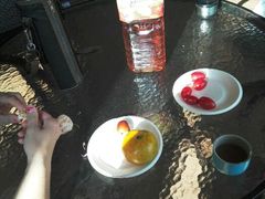 免费水果橘子和圣女果，红茶和枣为自带-北京拉斐特城堡酒店