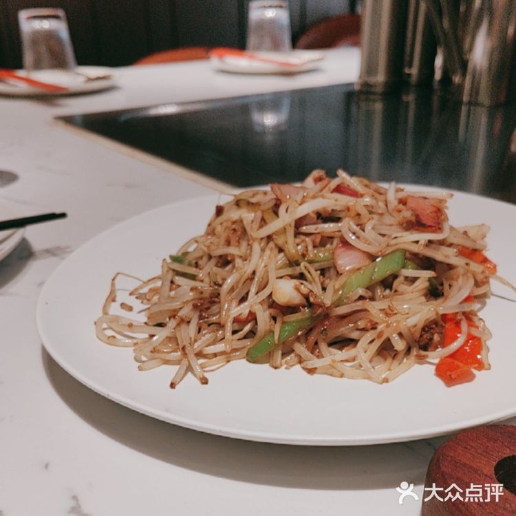 厨师烹饪热火朝天