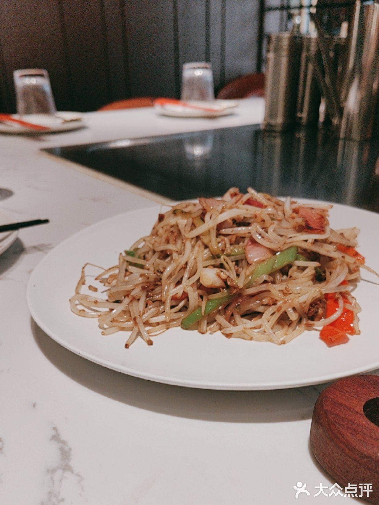 厨师烹饪热火朝天