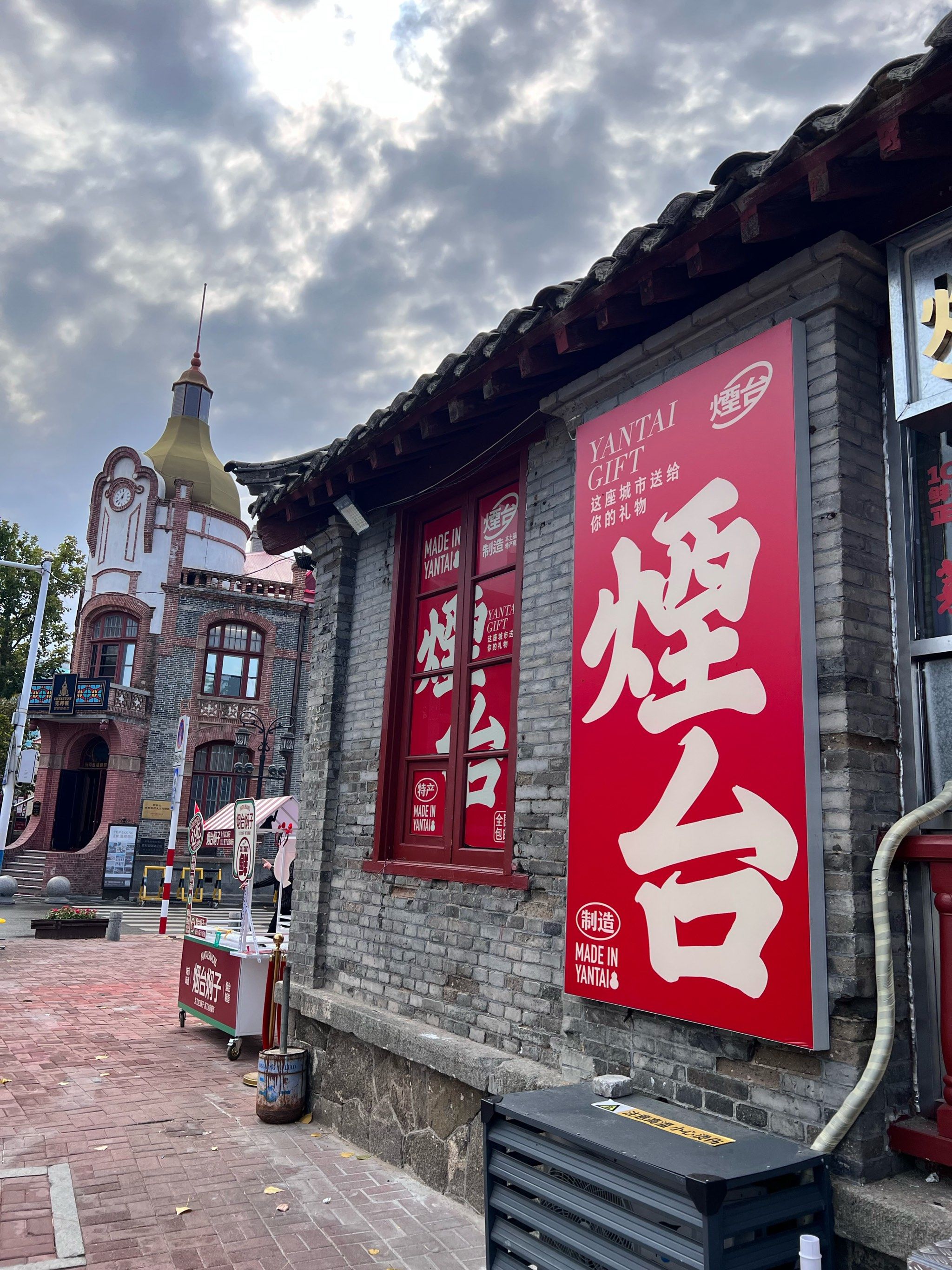 n不高且面积不大,处处是风景,
体力好的没必要坐电瓶车,
烟台 