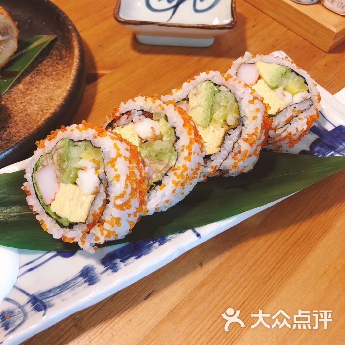 牛油果大虾鱼籽卷