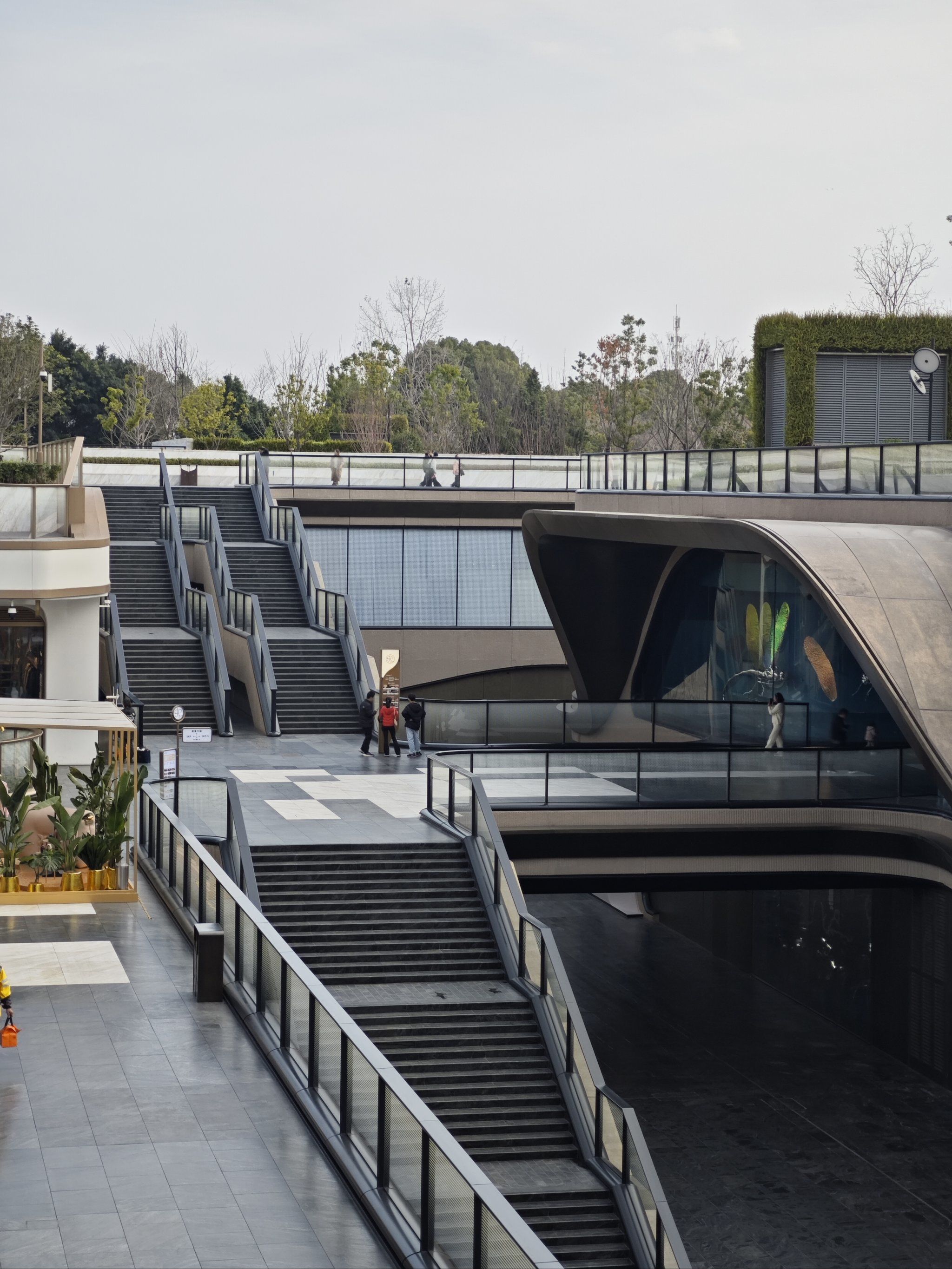 在地下挖出一个太古里,亚洲最大的下沉式建筑