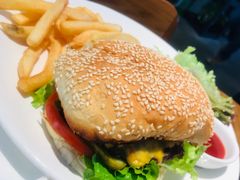 经典牛肉汉堡-ZEMOCAFE·FUSION FOOD(西交利物浦店)