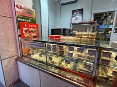 面包甜点陈列柜-白玉兰传统小吃
