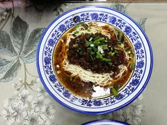 特色炸酱面-渝之汇牛肉豌杂面