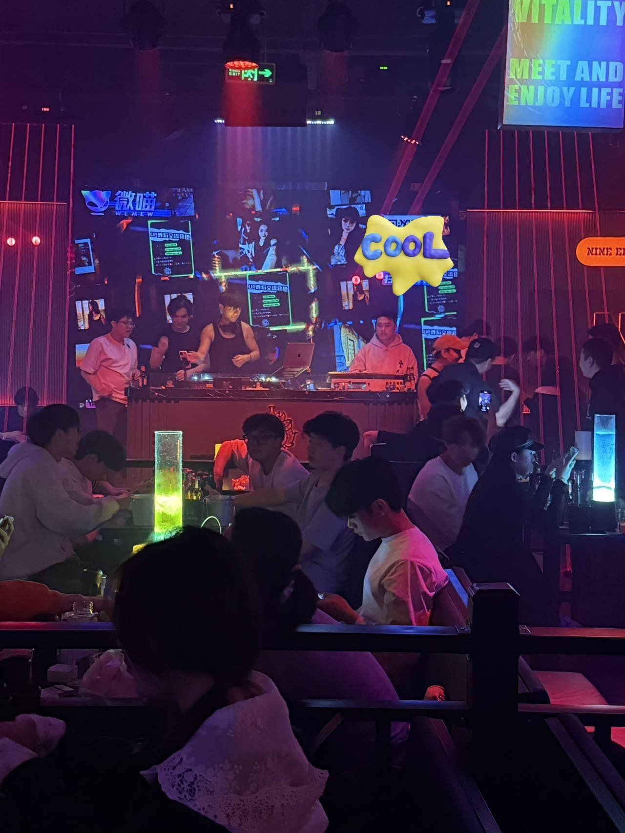 徐州夜晚,年轻人爱去的地方
在市中心金地商都新开的这家酒吧
一