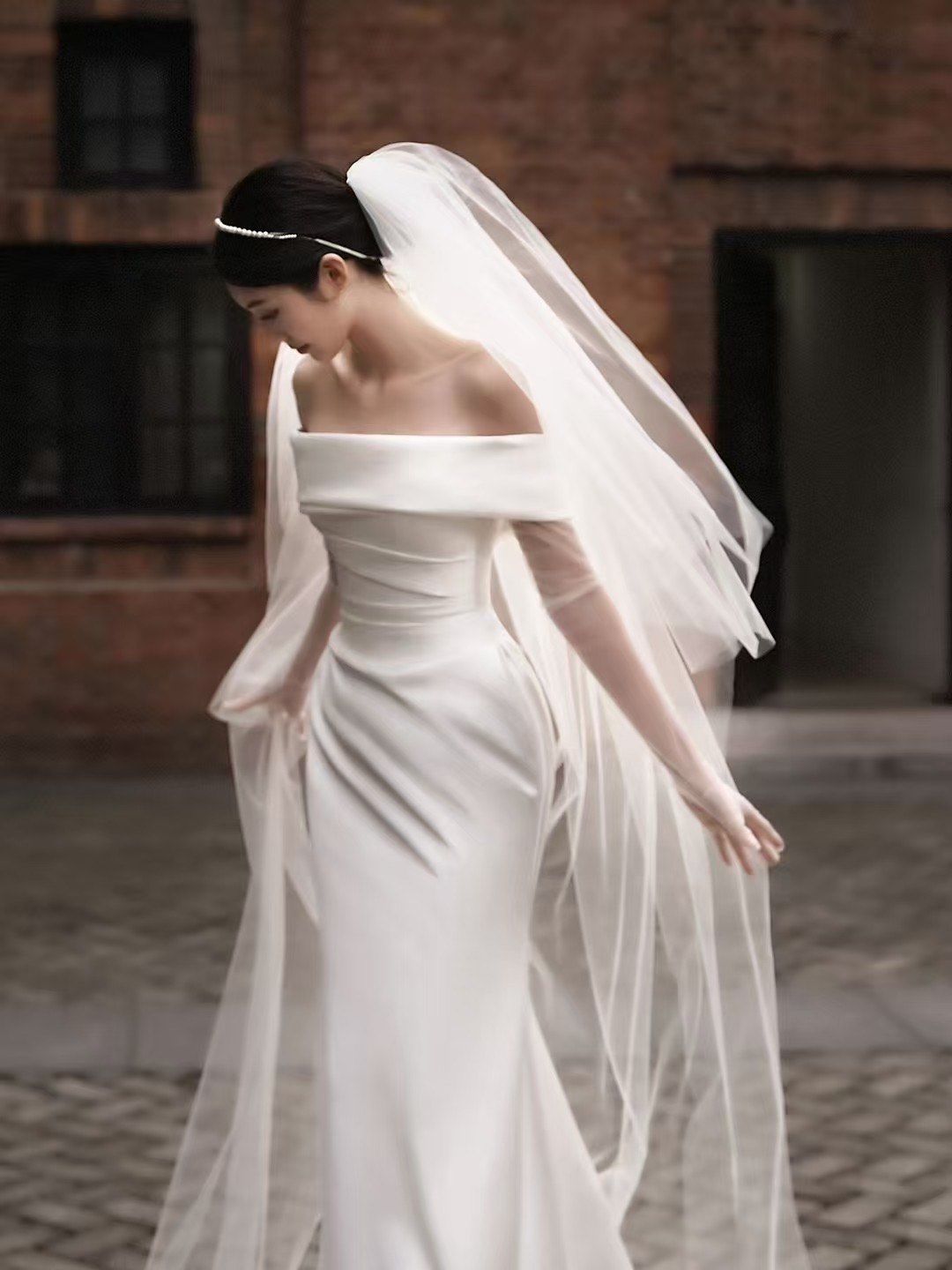 极简缎面婚纱永不过时 阜阳婚纱礼服