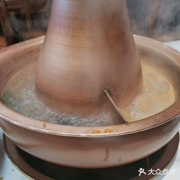 入口即化，尤其是肥瘦相间的部位，鲜美无比羊肉非常新鲜