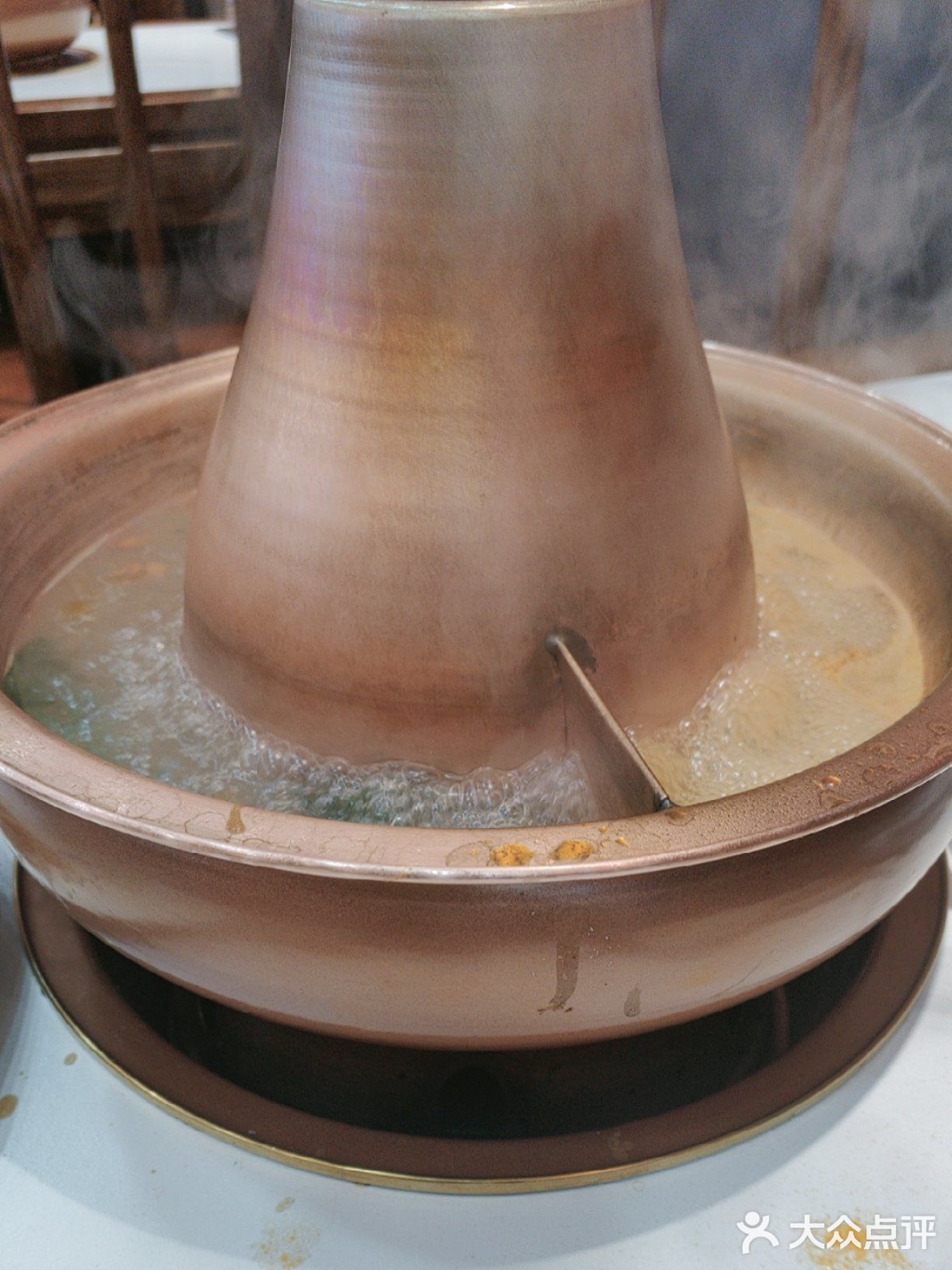 入口即化，尤其是肥瘦相间的部位，鲜美无比羊肉非常新鲜