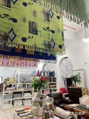 进门后发现小物件大物件皆可布艺实地坐着各种靠垫