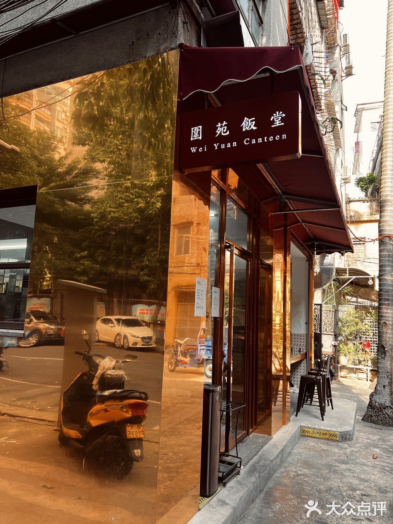 吃了两口就觉得很甜腻了，但是新鲜出炉