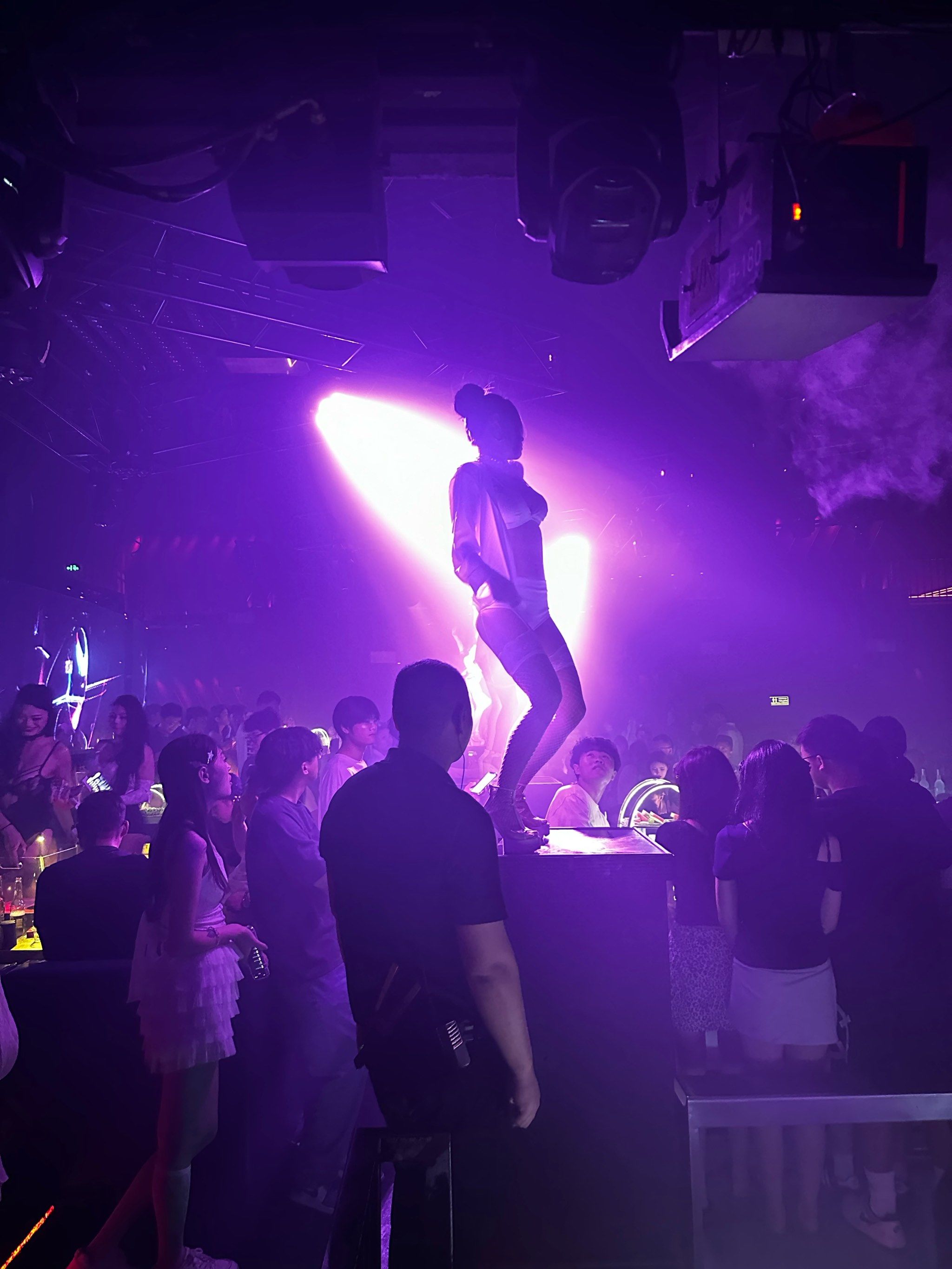 周末爆满的酒吧